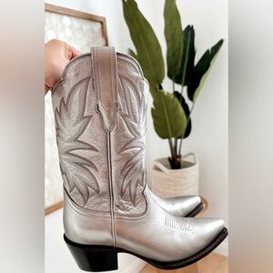 TECOVAS The Sadie in Metallic Silver (Limited Edition) Women's Size 8.5